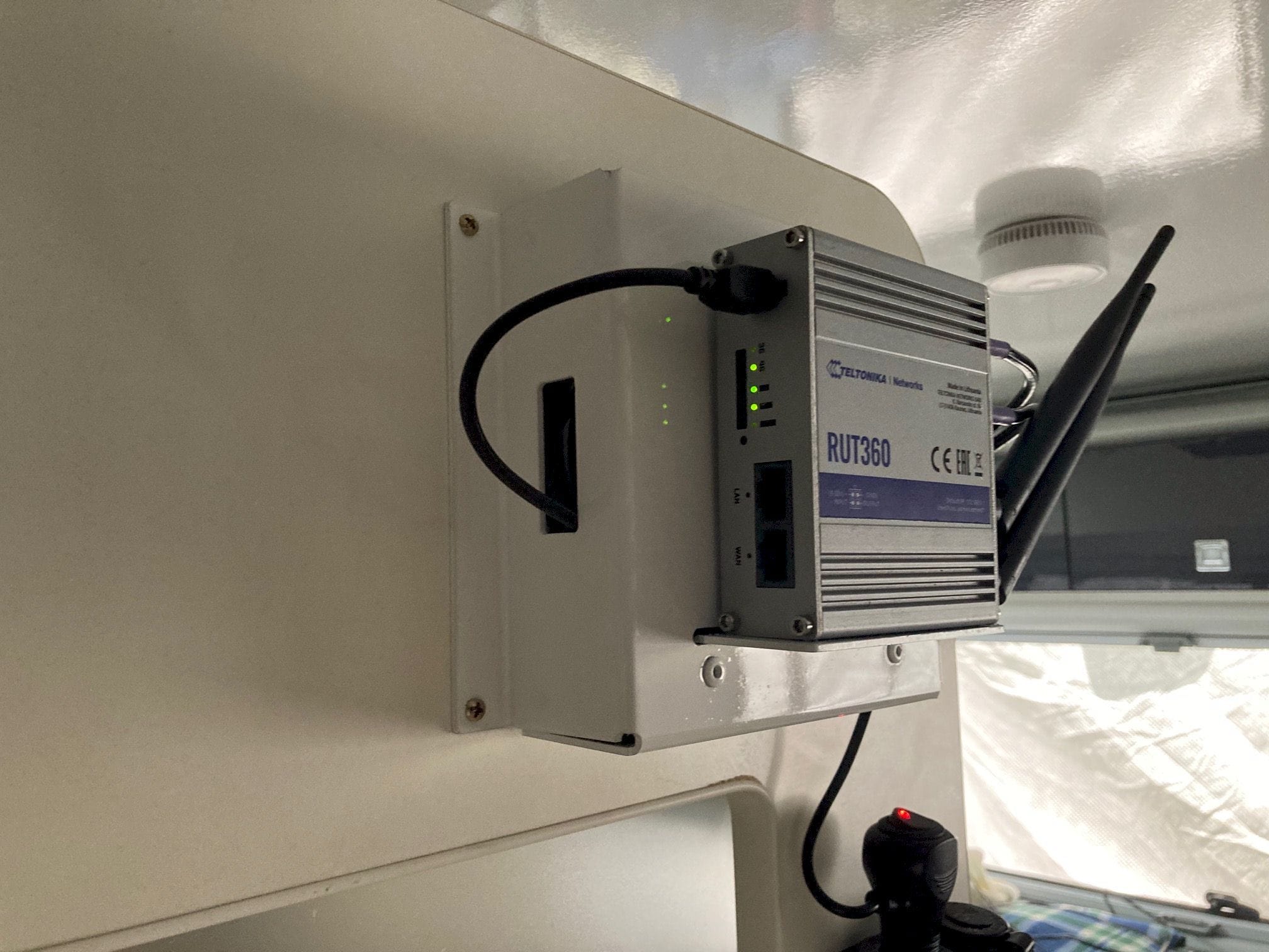 Caravan Internet Antenna | Reach 360 Antenna with Category 4 Router