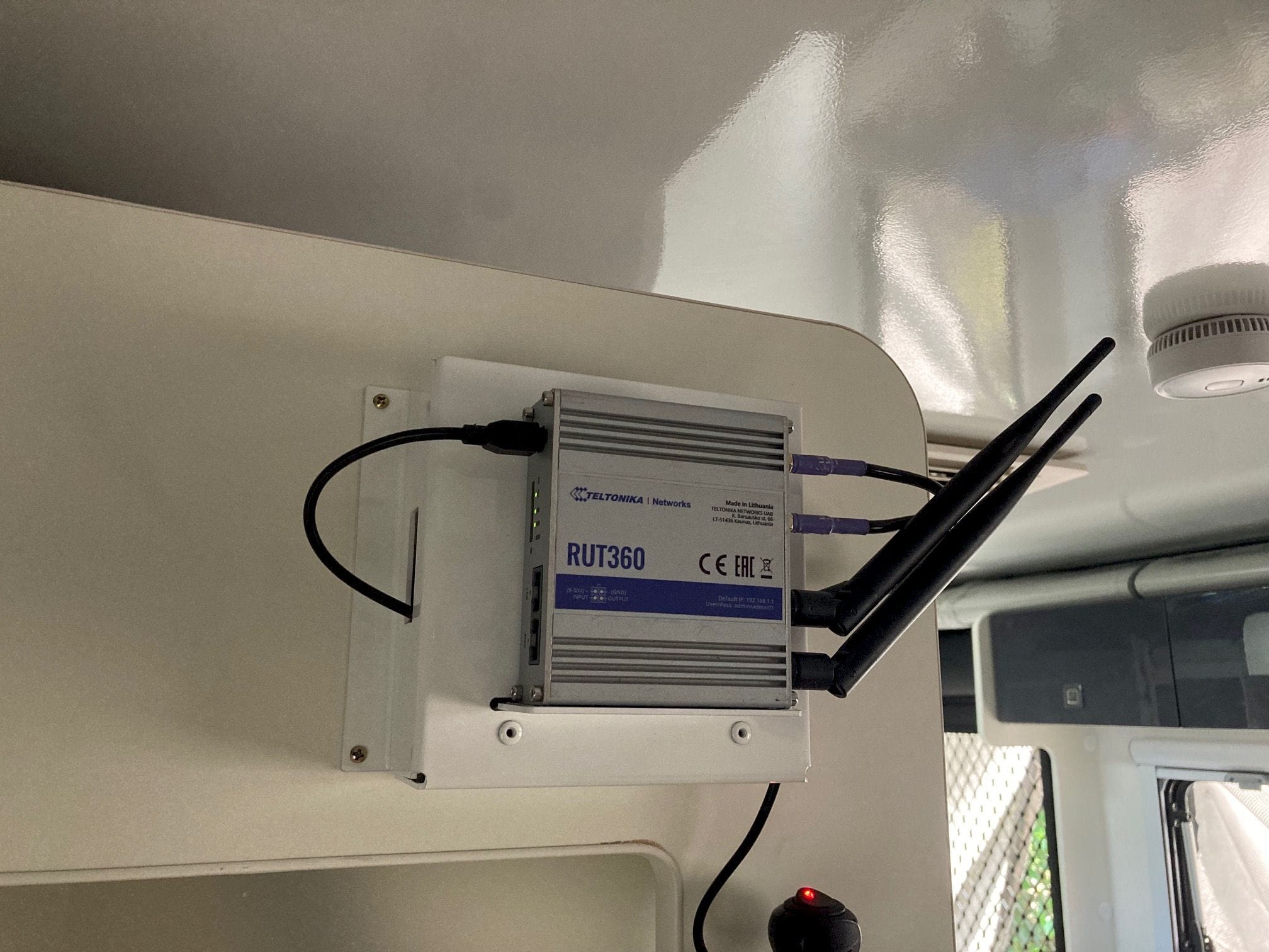 Caravan Internet Antenna | Reach 360 Antenna with Category 4 Router
