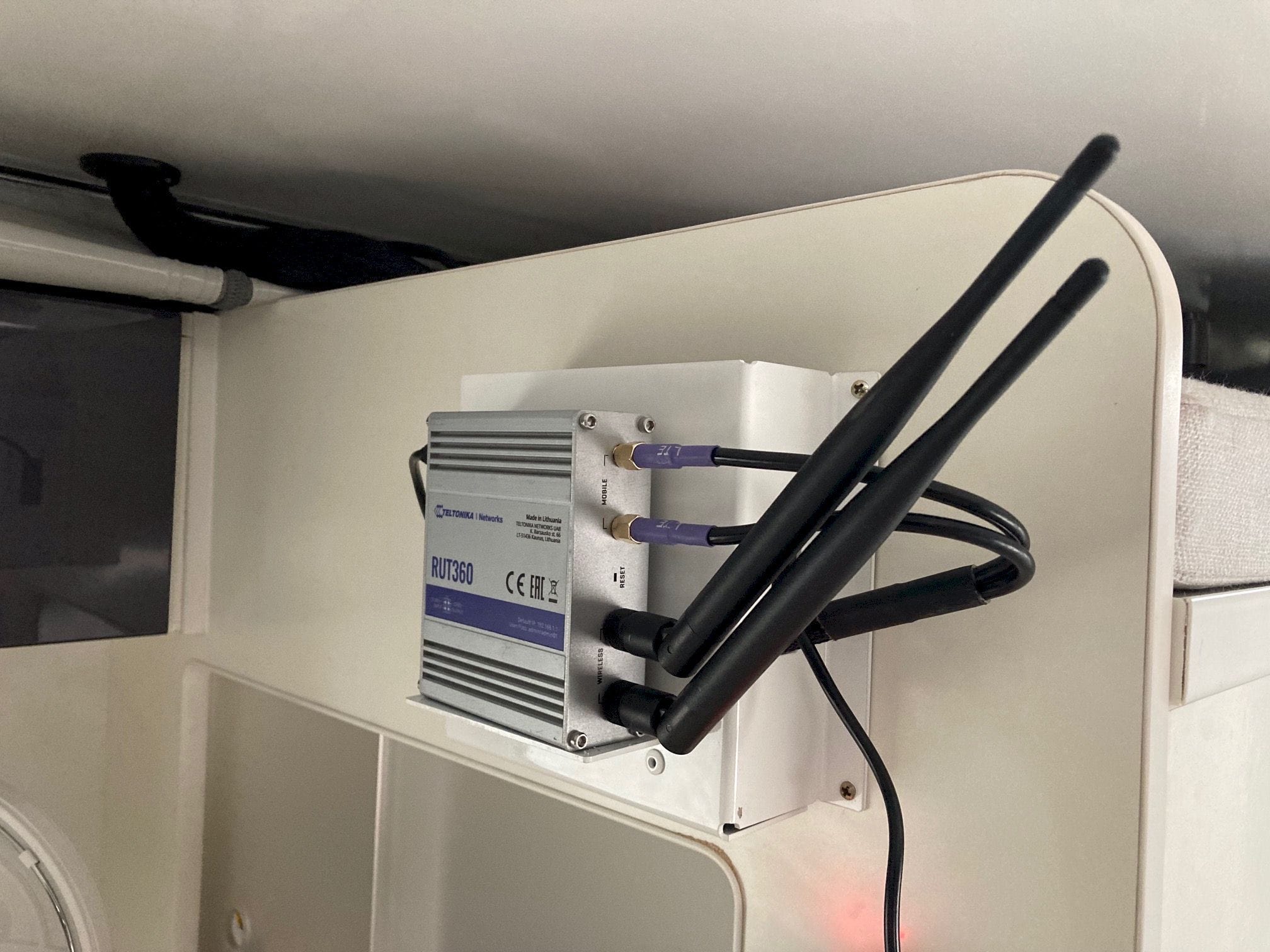 Caravan Internet Antenna | Reach 360 Antenna with Category 4 Router